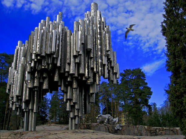 Конструкция из нескольких сотен медных труб, сделанных в честь композитора Суоми Яну Сибелиус.