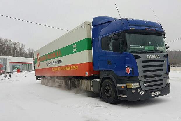 За свою практику Юля уже успела порулить DAF, IVECO, а сейчас у нее синяя красавица SCANIA 