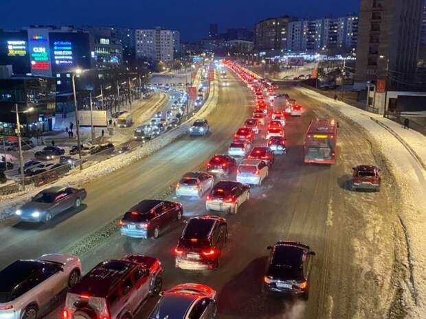 Владивосток снова намертво встал в 10-бальные пробки