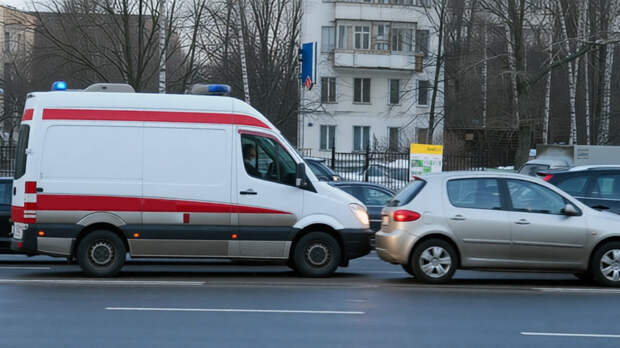Стоите на «красный», а сзади — скорая: как поступить и какие могут быть последствия