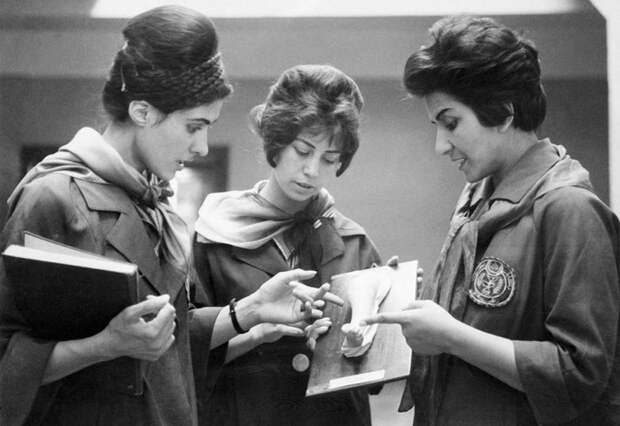 Две афганские студентки медицинского факультета, слушают своего преподавателя. 1962 год.