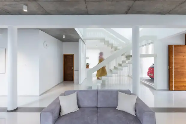 Семейный дом со смелым геометрическим фасадом в Индии