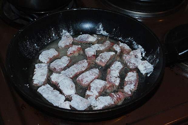Шаг № 3. Обжарить кусочки мяса с каждой стороны в растительном масле до румяной корочки. Фото: Татьяна БУШМАКИНА