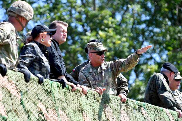 Генерал Кристофер Каволи (в центре) на военных учениях DEFENDER Europe 20 Plus в Польше