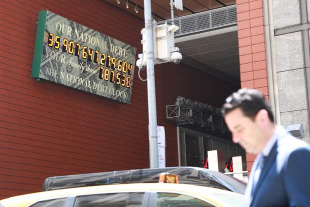 Счётчик государственного долга США в Нью-Йорке.