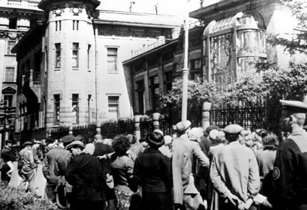 Жители Ленинграда слушают сообщение о нападении фашистской Германии на СССР
