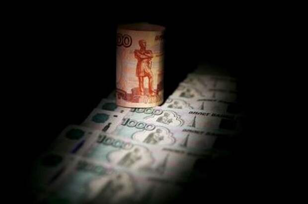 Russian rouble banknotes are seen in this illustration picture shot September 30, 2014. REUTERS/Maxim Zmeyev/Illustration/File Photo 