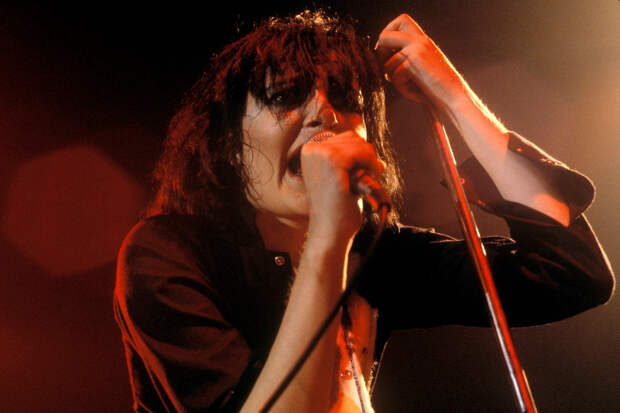 Сьюзи Сью во время выступления Siouxsie and the Banshees