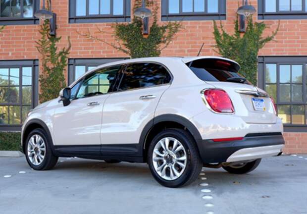 Автомобиль Fiat 500X Lounge.