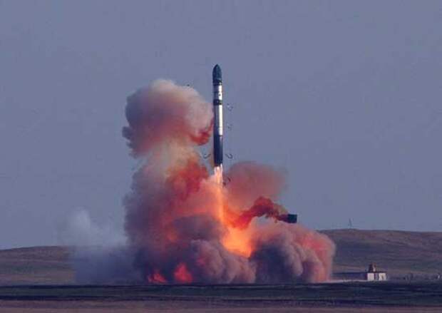 На фото пуск российскими ракетными войсками стратегического назначения модуля РС-20Б.