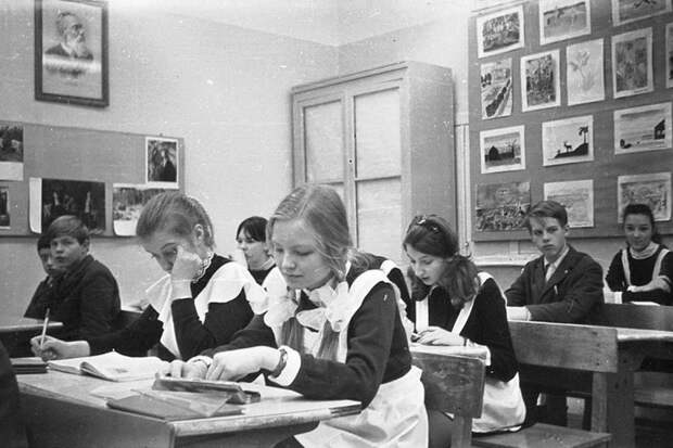 Почему форма советских школьниц выглядит как униформа горничных