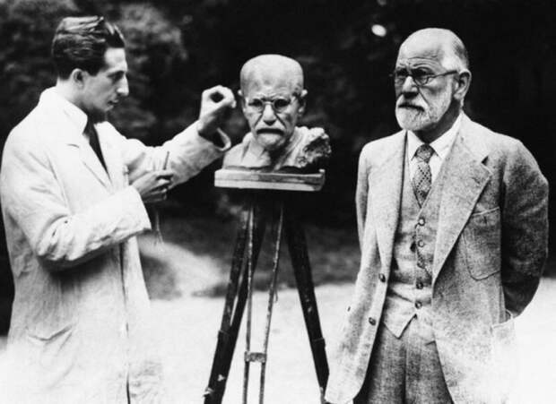 Зигмунд Фрейд позирует во время изготовления собственного бюста скульптором Оскаром Немовым. Вена. Первая Австрийская Республика, 1931 год