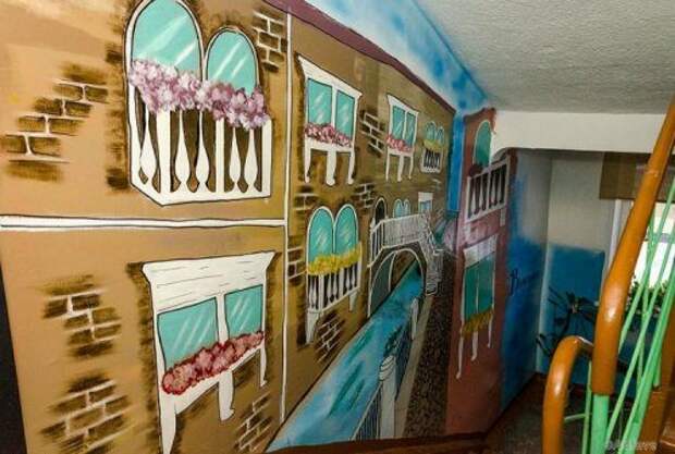 Жители домов с помощью красок и фантазии украшают свои подъезды