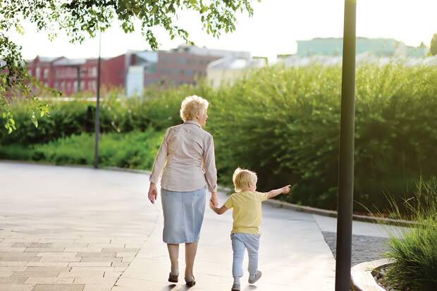 Бабушка по доверенности: нужен ли документ, чтобы заботиться о внуках?