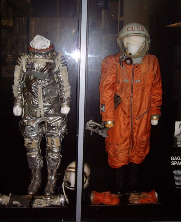 В национальном музее авиации и космонавтики в Вашингтоне скафандры Джона Гленна и Юрия Гагарина в одной витрине. Фото: Александр МИЛКУС