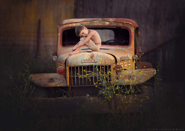 Мальчишка на старом, заброшенном грузовом автомобиле. Автор фотографии: Лиза Холлоуэй (Lisa Holloway).