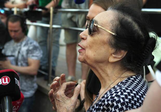 Дочери-инвалиду Баталова пришлось заниматься похоронами матери