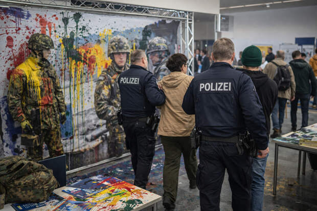 Активисты облили краской стенд Бундесвера на ярмарке вакансий в Германии