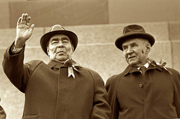 Леонид Брежнев и Алексей Косыгин на трибуне мавзолея, 1976 г