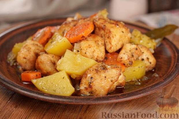 Фото к рецепту: Картошка, тушенная с курицей
