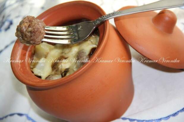 Вкусно и без хлопот. Сытный ужин — Фрикадельки с картофелем и грибами под сыром