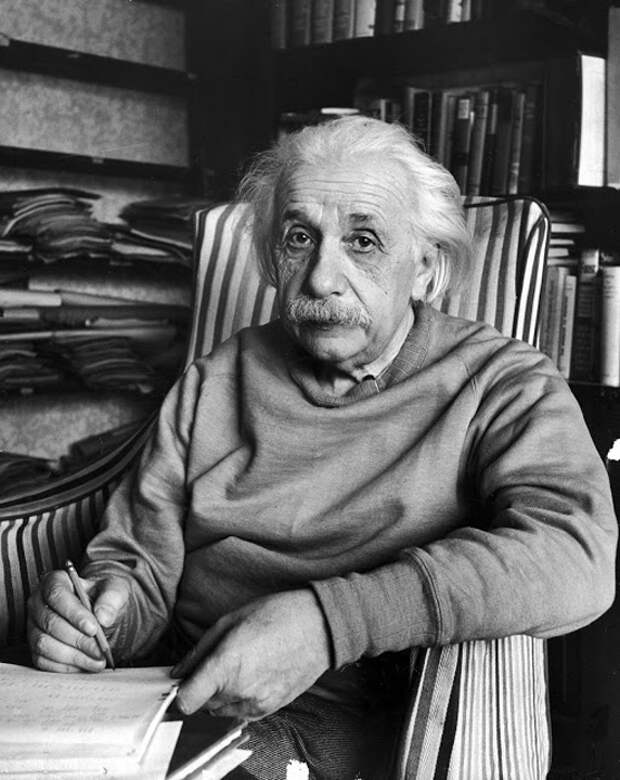 Albert Einstein: портрет дома в рабочем кабинете. 1948г.