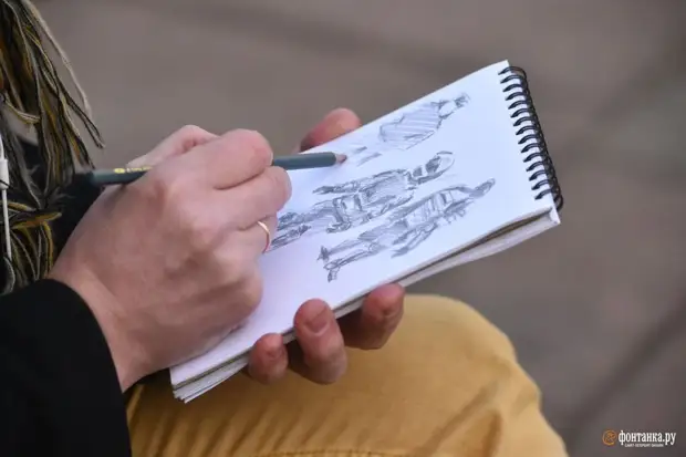 Уборочная техника заняла центральные улицы Петербурга. У Гостиного двора исполняет полиция