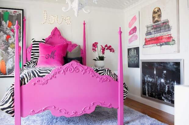 Дизайнер покрасил кровать в розовый, чтобы сделать ее центром в этой веселой и игривой комнате.