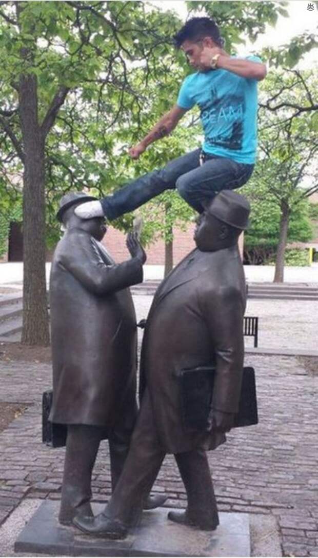 Забавные фотографии с памятниками 6