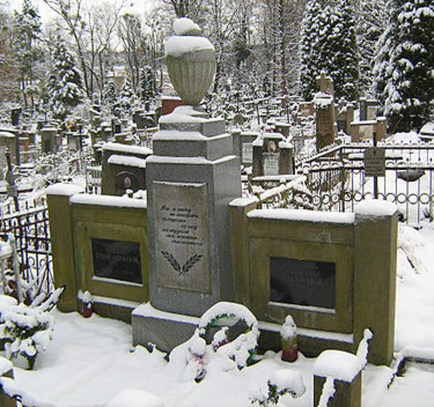 https://upload.wikimedia.org/wikipedia/commons/thumb/0/0e/Tudor1941.jpg/375px-Tudor1941.jpg