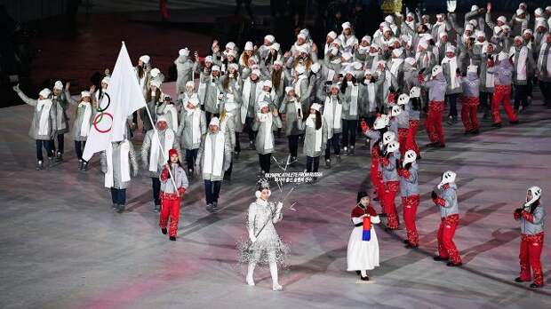 Российские спортсмены во время парада атлетов на церемонии открытия зимних Олимпийских игр в Пхенчхане Российские спортсмены во время парада атлетов на церемонии открытия зимних Олимпийских игр в Пхенчхане