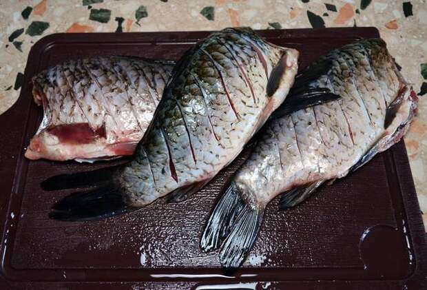 Как вкусно и быстро пожарить карася: сделайте надрезы на рыбе