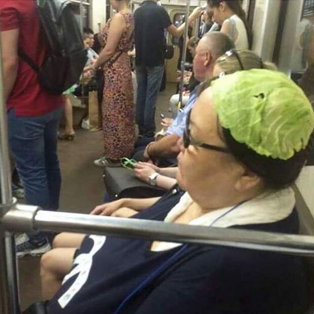 Метро — место контрастов, и вот 22 фотографии, которые убедят вас в этом