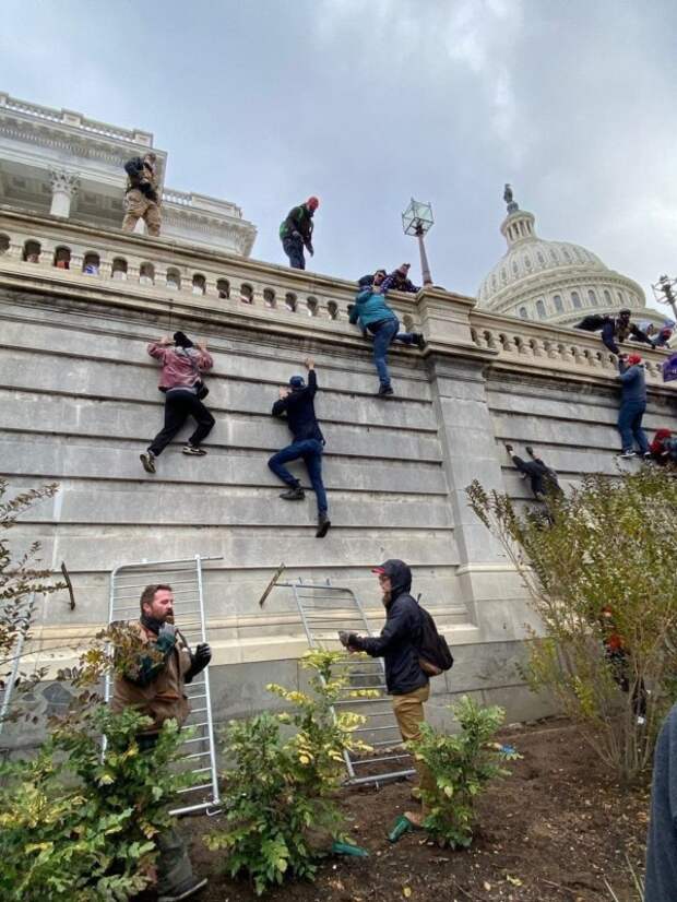 Сторонники Трампа ворвались в Капитолий