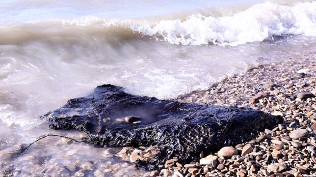 Водолазы собрали 1262 тонны замазученного грунта после аварии танкеров в Керченском проливе