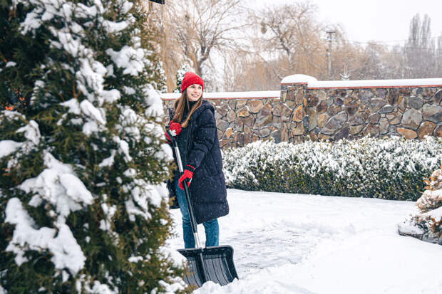 Тренер Брабечан посоветовал не наклоняться колбаской вперед при уборке снега