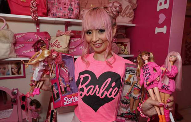 36-летняя американка живет исключительно в розовом цвете из-за любви к кукле Барби