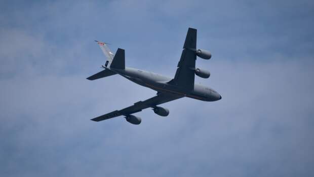 Американский самолет-разведчик RC-135V провел многочасовой полет у российских границ