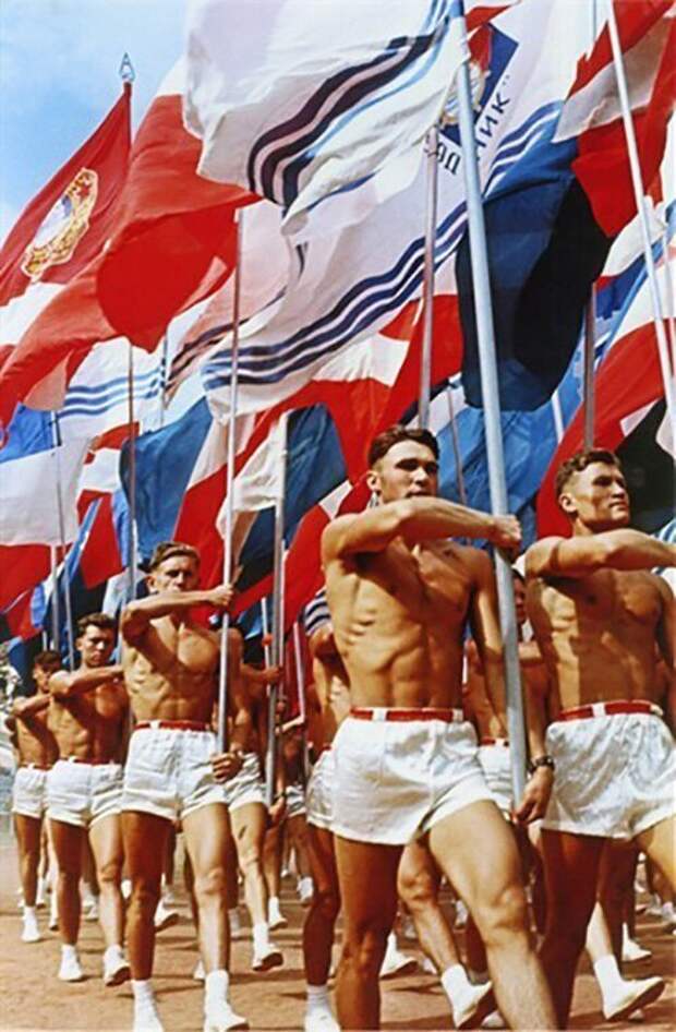 31 июля 1956 г. состоялось торжественное открытие стадиона "Лужники". Парад спортсменов во время церемонии открытия на снимке Льва Бородулина СССР, фото, это интересно