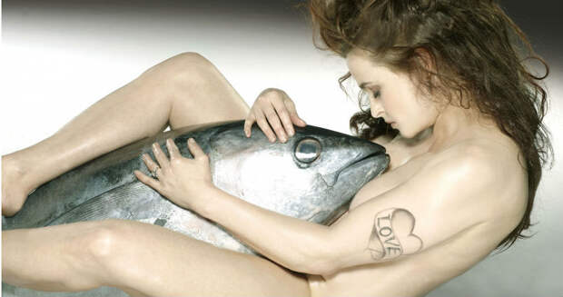 Обнаженные актеры сфотографировались с рыбами ради защиты морских обитателей