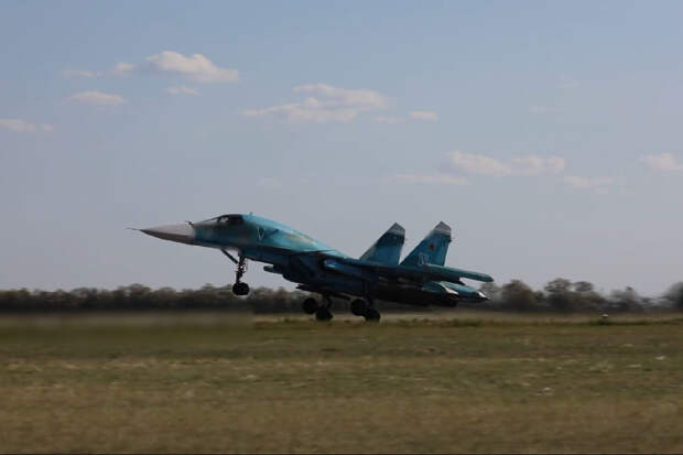 Экипажи самолетов Су-34 нанесли удар по подразделениям ВСУ в зоне проведения СВО