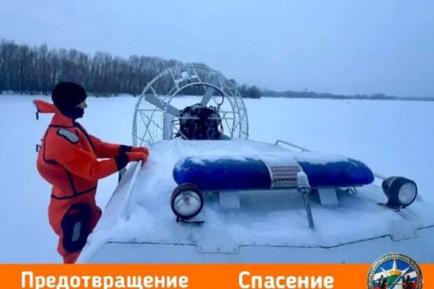 Опасная прогулка: новосибирцы с детьми вышли на тонкий лед Оби