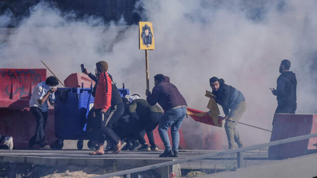 В Багдаде протестующие пытаются прорваться к зданию посольства США