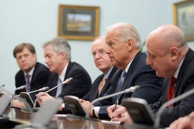 На снимке американский вице-президент Д.Байден ведет переговоры с российским правительством.