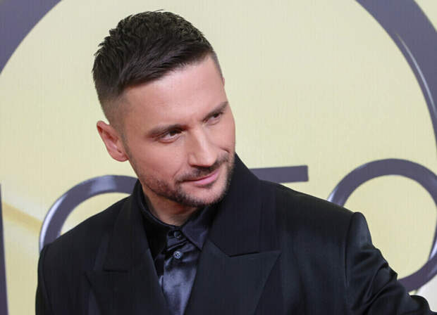 «Вот это поворот!»: Сергей Лазарев удивил внешностью, представ с длинными волосами в комедии