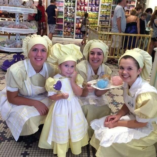 Мама шьет для дочки костюмчики для посещения Disney World Мама шьет для дочки костюмчики для посещения Disney World