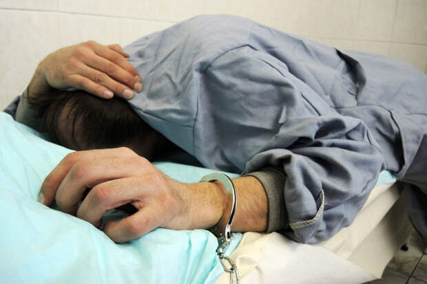 Замдиректора частной школы задержали за совращение учеников