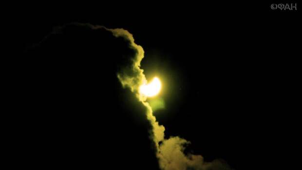 Очевидцы опубликовали снимки редкого кольцеобразного солнечного затмения