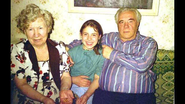 Виктор Петрович и Мария Семеновна с внучкой Полиной.