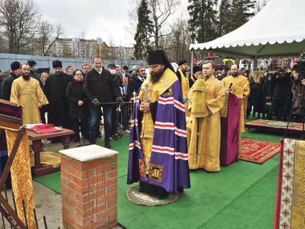 Управляющий СевероВосточным викариатством Москвы архиепископ Егорьевский Матфей отметил, что прихожане с нетерпением ждали начала строительства храма/Ольга Чумаченко, газета «Звездный бульвар»